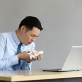 これって血痰？朝だけ出る茶色や緑の痰、異常なしでも注意が必要？