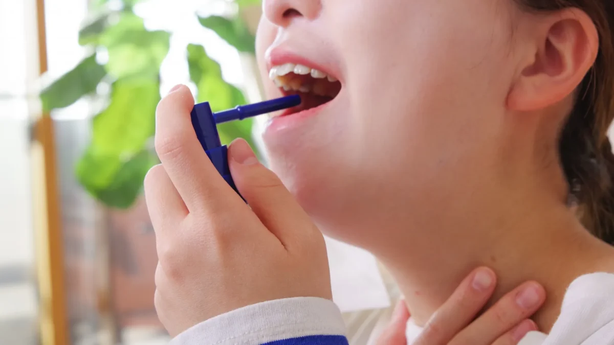 喉スプレーは効くのか?アズレン成分の効能と注意点を解説