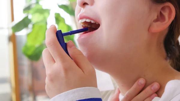 喉スプレーは効くのか？アズレン成分の効能と注意点を解説